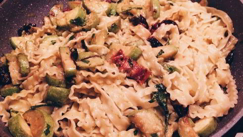 паста с вялеными помидорами и цукини