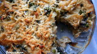 Паста, запеченная с шампиньонами, зеленым горошком и сливочно-творожным соусом