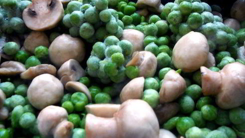 паста, запеченная с шампиньонами, зеленым горошком и сливочно-творожным соусом