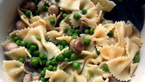 паста, запеченная с шампиньонами, зеленым горошком и сливочно-творожным соусом
