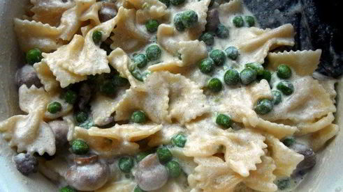 паста, запеченная с шампиньонами, зеленым горошком и сливочно-творожным соусом