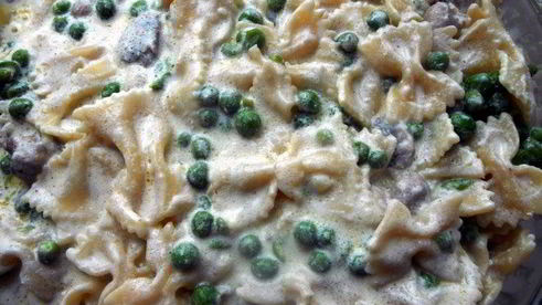 паста, запеченная с шампиньонами, зеленым горошком и сливочно-творожным соусом