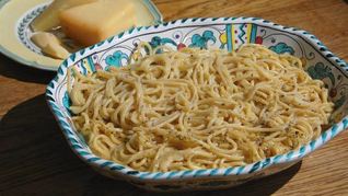 Спагетти с черным перцем и сыром