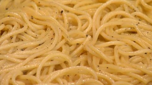 спагетти с черным перцем и сыром