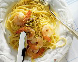 Спагетти с креветками и фисташками