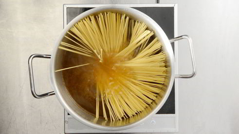 спагетти с креветками и фисташками