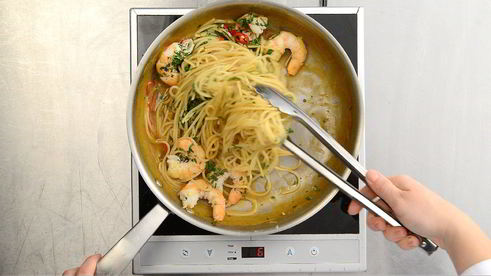 спагетти с креветками и фисташками