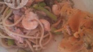 Спагетти с лососем и креветками