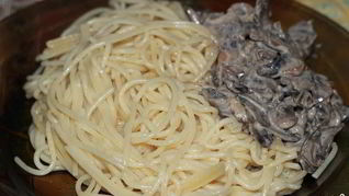 Спагетти со сливками и грибами