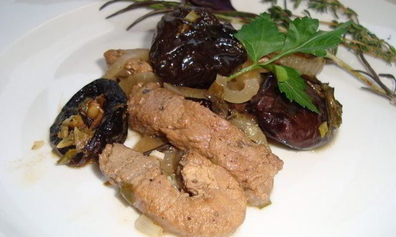 Рецепт ароматной свинины с черносливом