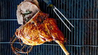 Баранья ножка с пряной зеленью