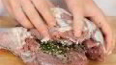 баранья ножка с пряной зеленью