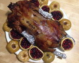 Фаршированный гусь, запеченный в духовке с яблоками