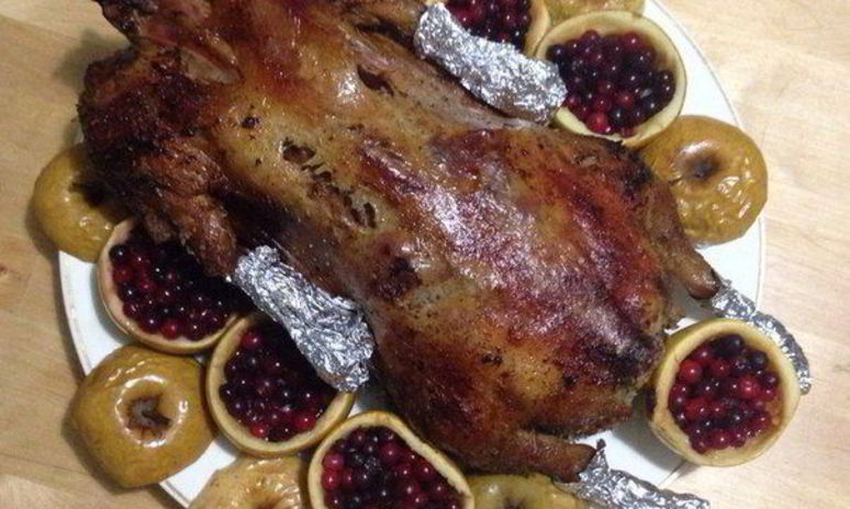 Рецепт фаршированного гуся, запеченного в духовке с яблоками