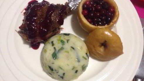 фаршированный гусь, запеченный в духовке с яблоками