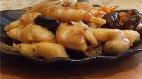 филе пангасиуса, тушеное с овощами