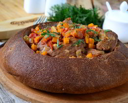 Говядина в хлебной тарелке