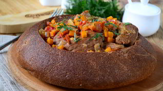 Говядина в хлебной тарелке