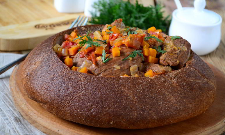 Рецепт говядины в хлебной тарелке