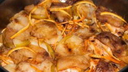 индейка в вине с мочеными яблоками