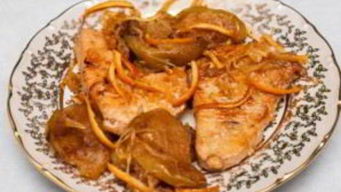 индейка в вине с мочеными яблоками