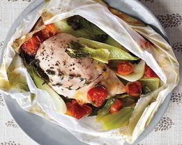 Куриная грудка в пергаменте с овощами