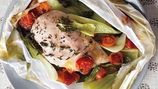 Куриная грудка в пергаменте с овощами