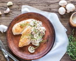 Куриная грудка в сливочно-грибном соусе с тимьяном