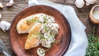 Куриная грудка в сливочно-грибном соусе с тимьяном