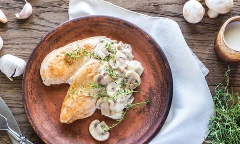 Рецепт куриной грудки в сливочно-грибном соусе с тимьяном