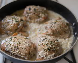 Куриные бедра в сливках и соусе Песто