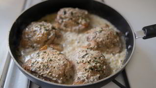 Куриные бедра в сливках и соусе Песто