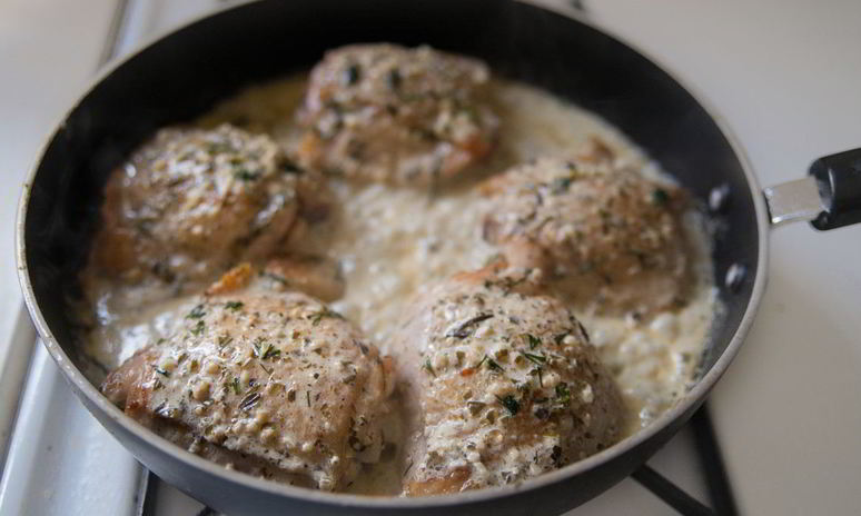 Рецепт куриных бедер в сливках и соусе песто