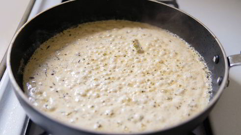 куриные бедра в сливках и соусе песто