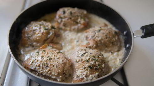 куриные бедра в сливках и соусе песто