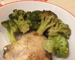 Куриные бедрышки в сметане с брокколи