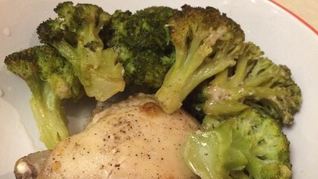 Куриные бедрышки в сметане с брокколи