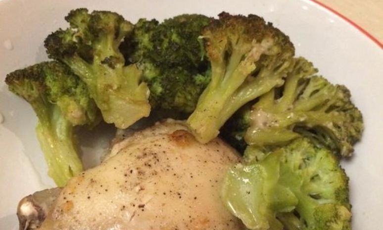 Рецепт куриных бедрышек в сметане с брокколи