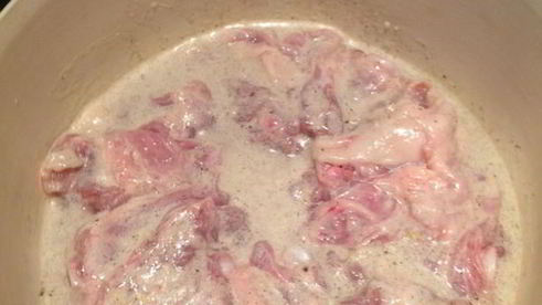 куриные бедрышки в сметане с брокколи