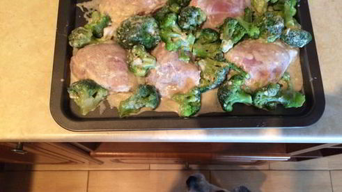 куриные бедрышки в сметане с брокколи