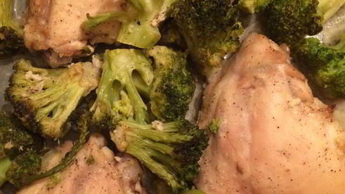 куриные бедрышки в сметане с брокколи