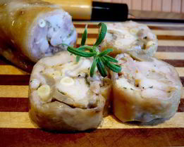 Куриные колбаски с шампиньонами и кедровыми орешками