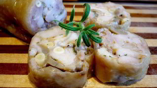 Куриные колбаски с шампиньонами и кедровыми орешками