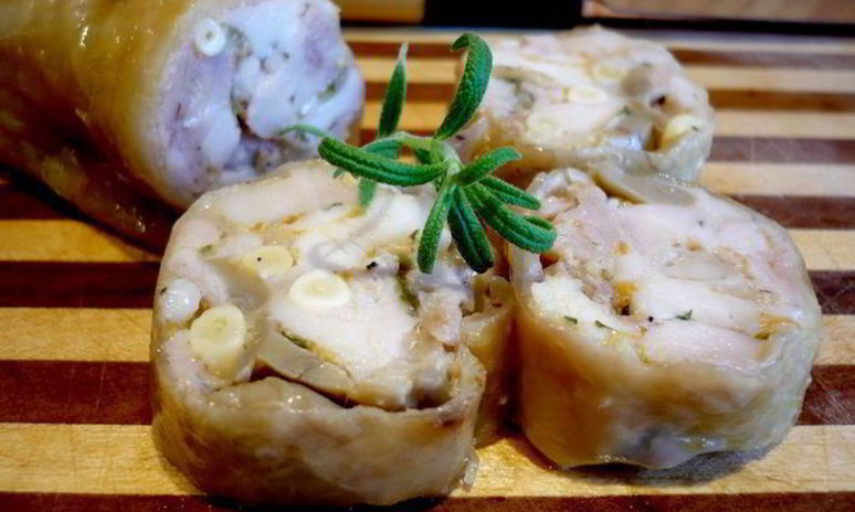 Рецепт куриных колбасок с шампиньонами и кедровыми орешками