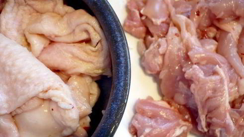 куриные колбаски с шампиньонами и кедровыми орешками