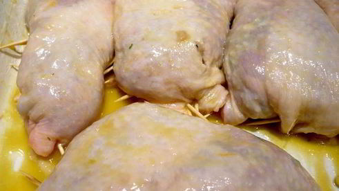 куриные колбаски с шампиньонами и кедровыми орешками