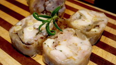 куриные колбаски с шампиньонами и кедровыми орешками