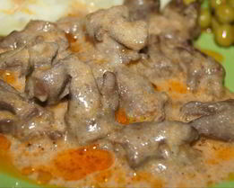 Куриные сердечки в томатно-сметанном соусе