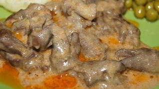 Куриные сердечки в томатно-сметанном соусе