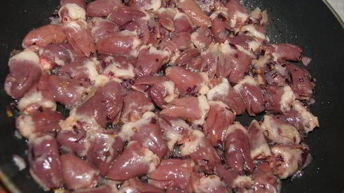 куриные сердечки в томатно-сметанном соусе